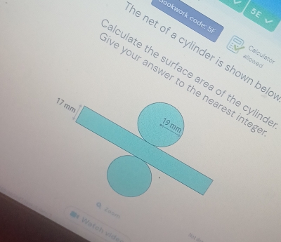 5E 
Sookwork code 2sqrt(5) Calculator 
he net of a cylinder is shown bel . 
allowed 
alculate the surface area of the cylind 
ve your answer to the nearest integ
17 mm
QZoom 
** W atch vide 
Not