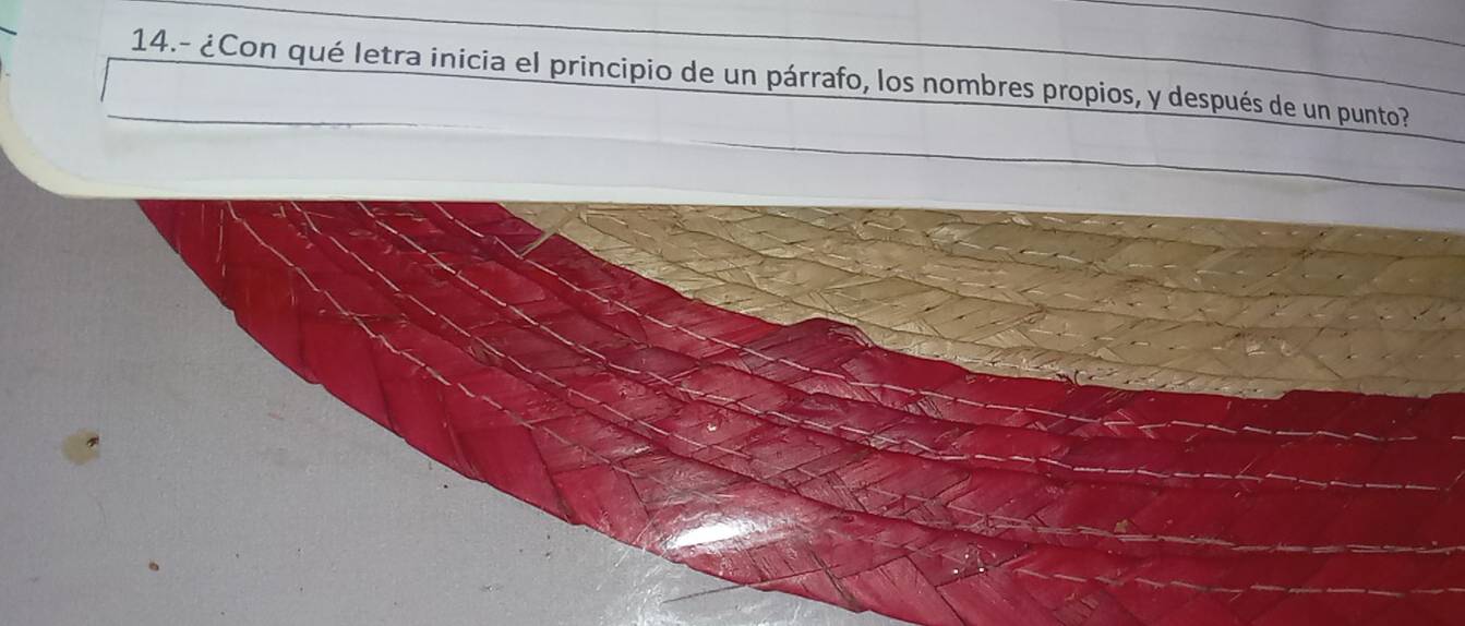 14.- ¿Con qué letra inicia el principio de un párrafo, los nombres propios, y después de un punto?