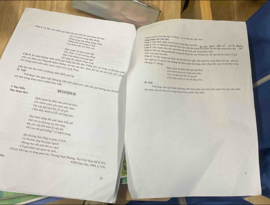 Cầu 4. Vẻ đẹp của miền quê hiện lên như thể nào qua đoạn thơ sau:
*Quê kiếng (phương ngữ, Ít dùng): có về dân đã, mộc mạc.
Mông lung mặt đóng bóng chiêu Lại về mành trăng đầu tháng
Thực hiện các yêu cầu 
Cầu 1. Xác định nhân vật trữ tinh trong đoạn thơ trên.
Lửa mềm như vai thân yêu Tiếng ếch vùi trong có ấm
Câu 2: Chỉ ra những từ ngữ thể hiện trực tiếp tâm trang Bủa nhân vật trữ tình trong đoạn thơ T6
Câu 3. Nếu mạch cảm xúc của nhân vật trữ tình anh trong đoạn trích.
Câầu 4. Nều tác dụng phép đối trong hai đòng thơ saa Nhưng mẹ vẫn một đời áo rách/ Cổ giữ
Thá chim, có nội hương đồng Mùa xuân, là mùa xuân đây
ành cầu quan họ thôi
Dân trâu bụng tròn qua ngữ
Câu 5. Từ tâm trạng của nhân vật trữ tình khi nghe câu quan họ trong đoạn thơ sau, anh/chị
G sừng lên mánh trăng cong
Câu 5. So sánh khung cảnh miền qué trong hai cầu thơ: Tiếng ếch vùi trong có ẩm/Lúa mền
khoāng 5-7 dòng)  suy nghĩ gi về gia trị của những làn điệu quan bọ trong cuộc sông hiện nay (Trình bảy trong
Đò biếng lưới nằm mặc nước sông trới (Anh Thơ)
như vai thân yêu (Nguyễn Khoa Điểm) với hai câu thơ: Mưa đồ bụi êm êm trên bến vắng
Nghe quan họ đêm rằm anh bật khóc
II. Viết
giữa hai cầu thơ miêu tả khung cảnh Miền quê trị
Lời chênh vênh uốn lượn mái chùa
Vin câu hái anh lần về cội gốc
Chợt thấy minh có lỗi với làng xưa...
trữ tỉnh trong đoạn trích ở phần Đọc hiểu
II. Viết
Viết đoạn văn nghị luận (khoảng 200 chữ) phần tích tinh yêu quê hương của chủ the
I. Đọc hiểu
Việt đoạn văn nghị luận (khoảng 200 chữ) phân tích hình ảnh người mẹ qua cảm nhân
Đọc đoạn thơ:
của nhân vật trữ tinh anh trong đoạn trích ở phần Đọc hiểu.
để Luyện 10
Nghe quan họ đêm rằm anh bật khóc
Lời chênh vênh uổn lượn mái chùa
Vịn câu hát anh lần về cội gốc
Chợt thấy mình có lỗi với làng xưa..
Bao mưa nắng đời anh chưa hiểu hết
Giờ xót xa thương mẹ nhớ làng
Mẹ cho của hồi môn là câu hát
Để con rời quê kiểng''' có hành trang
Mẹ thường báo làng ta giàu cổ tích
Có bà tiên ông bụt giúp người
Nhưng mẹ vẫn một đời áo rách
Cổ giữ lành câu quan họ thôi...
ch:
(Trích Nhớ mẹ và làng quan họ, Trương Nam Hương, Thơ Việt Nam thế ki XX,
NXB Giáo Dục, 2004, tr.129)
21
20