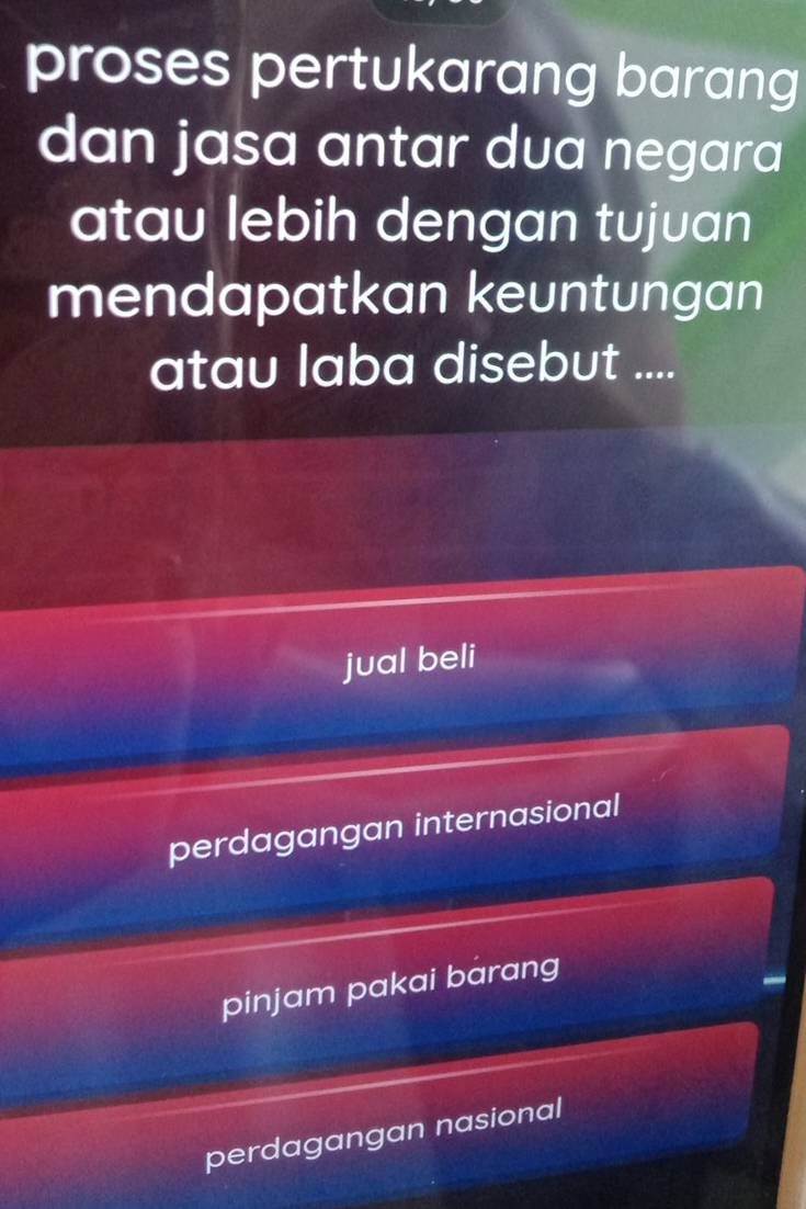 proses pertukarang barang
dan jasa antar dua negara
atau lebih dengan tujuan
mendapatkan keuntungan
atau laba disebut ....
jual beli
perdagangan internasional
pinjam pakai barang
perdagangan nasional