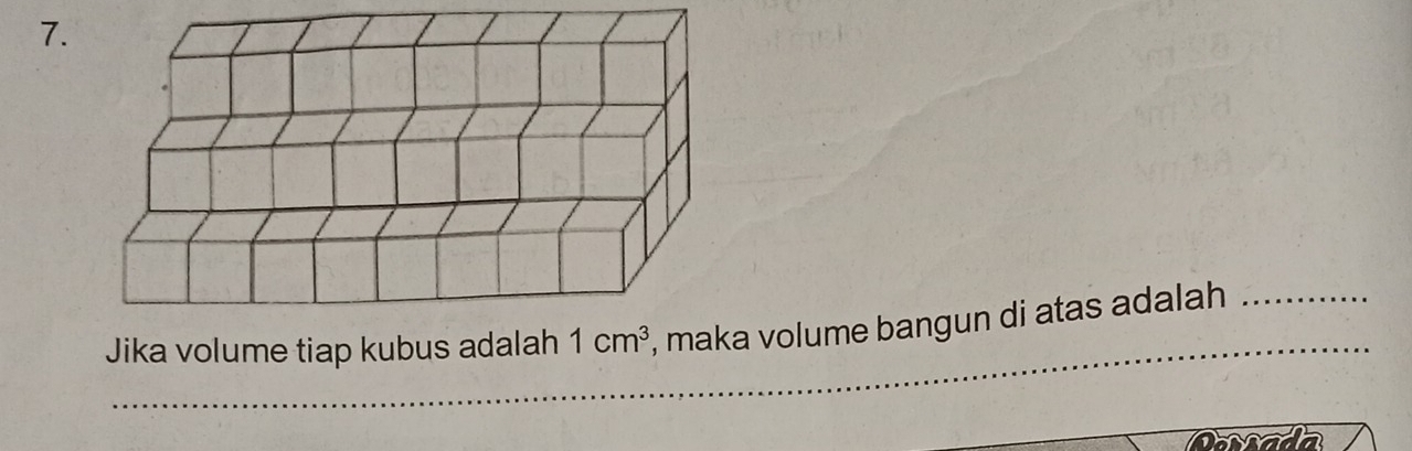 Jika volume tiap kubus adalah 1cm^3 , maka volume bangun di atas adalah_ 
_