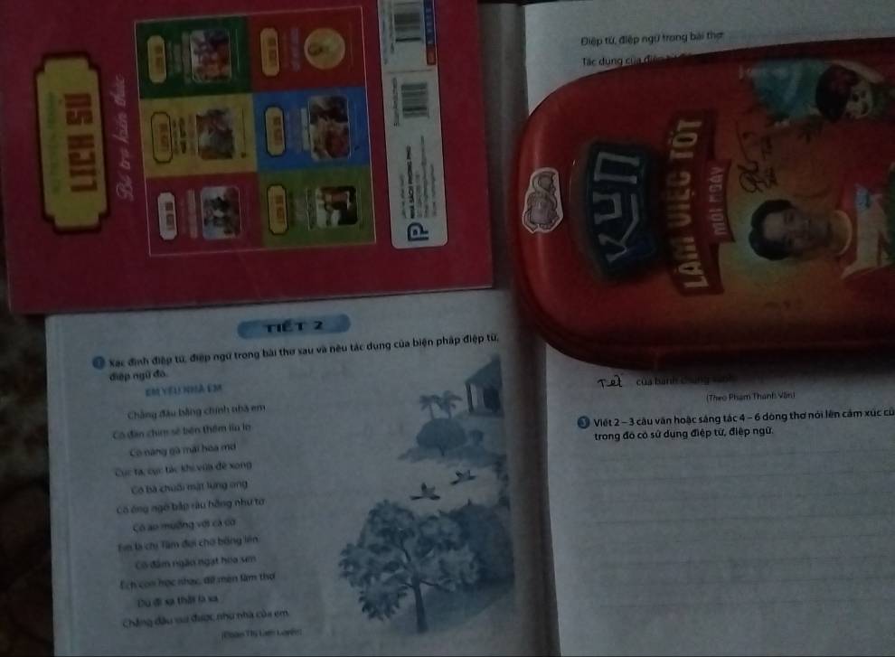 Điệp từ, điệp ngữ trong bài thợ
Tác dụng của điện

Tiết 2
Ở Xác định điệp từ, điệp ngữ trong bài thơ sau và nêu tác dung của biện pháp điệp từ,
điệp ngữ đó
EM VEUNHA EM của bành cháng ==oh
Chẳng đầu bằng chính nhà em (Theo Phạm Thanh Văn)
Có đân chim sẽ bên thêm liu ln Ở Viết 2 ~ 3 câu văn hoặc sáng tác 4 - 6 dòng thơ nói lên cảm xúc cử
Có năng gà mái hoa mơ trong đó có sử dụng điệp tử, điệp ngữ.
Cục tạ, cục tác khi vúa đề xong
Gó bà chuối mật lựng ong
Có ông ngô bắp ràu hồng như tơ
Có ao mường với cả cơ
Eim là chị Tâm đại chơ bóng lên
Có đâm ngào ngạt hoa sm
Ech con học nhạc, đề mền làm thơ
Du đi xa thời là xa
Chẳng đầu su được như nhà của em
Đoàn Thy Laên Loyên