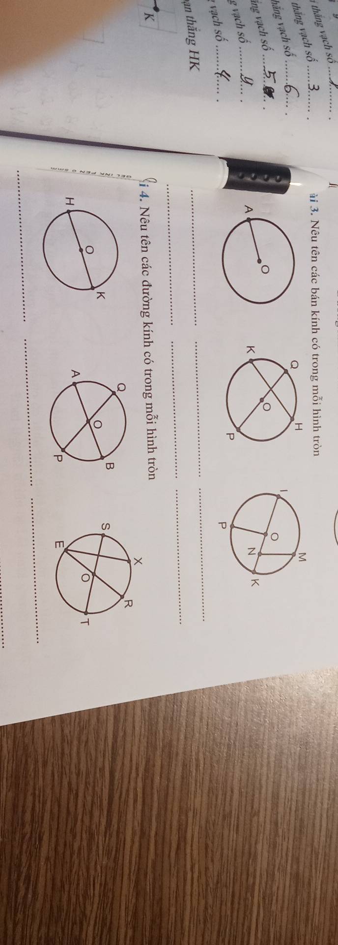 thng ạch số_ 
thắng vạch số_ 
ài 3. Nêu tên các bán kính có trong mỗi hình tròn 
văng vạch số_ 
ing vạch số_ 
g vạch số_ 
_ 
_ 
* vạch số_ 
_ 
_ 
_ 
_ 
bạn thắng HK 
K 
i 4. Nêu tên các đường kính có trong mỗi hình tròn 

_ 
_ 
_