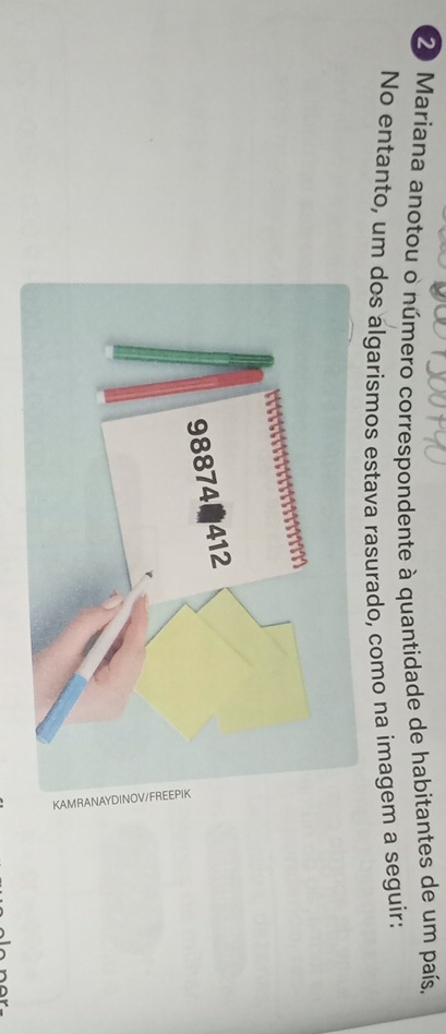 Mariana anotou o número correspondente à quantidade de habitantes de um país, 
No entanto, um dos algarismos estava rasurado, como na imagem a seguir: