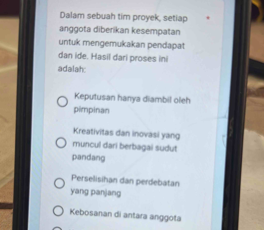 Dalam sebuah tim proyek, setiap
anggota diberikan kesempatan
untuk mengemukakan pendapat
dan ide. Hasil dari proses ini
adalah:
Keputusan hanya diambil oleh
pimpinan
Kreativitas dan inovasi yang
muncul dari berbagai sudut
pandang
Perselisihan dan perdebatan
yang panjang
Kebosanan di antara anggota