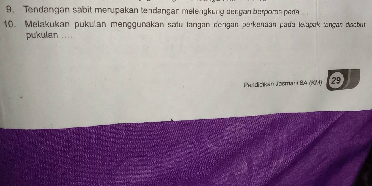 Tendangan sabit merupakan tendangan melengkung dengan berporos pada .... 
10. Melakukan pukulan menggunakan satu tangan dengan perkenaan pada telapak tangan disebut 
pukulan .... 
Pendidikan Jasmani 8A (KM) 29