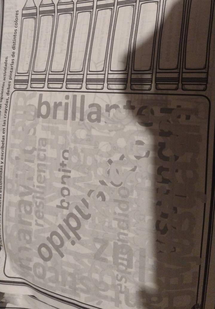 siguientes actividades. 
ldas y escríbelas en las crayolas, debes pintarlas de distintos colores