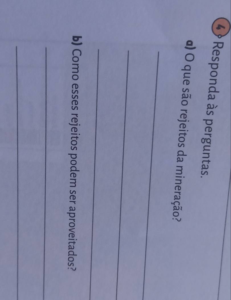 Responda às perguntas. 
a) O que são rejeitos da mineração? 
_ 
_ 
_ 
b) Como esses rejeitos podem ser aproveitados? 
_ 
_