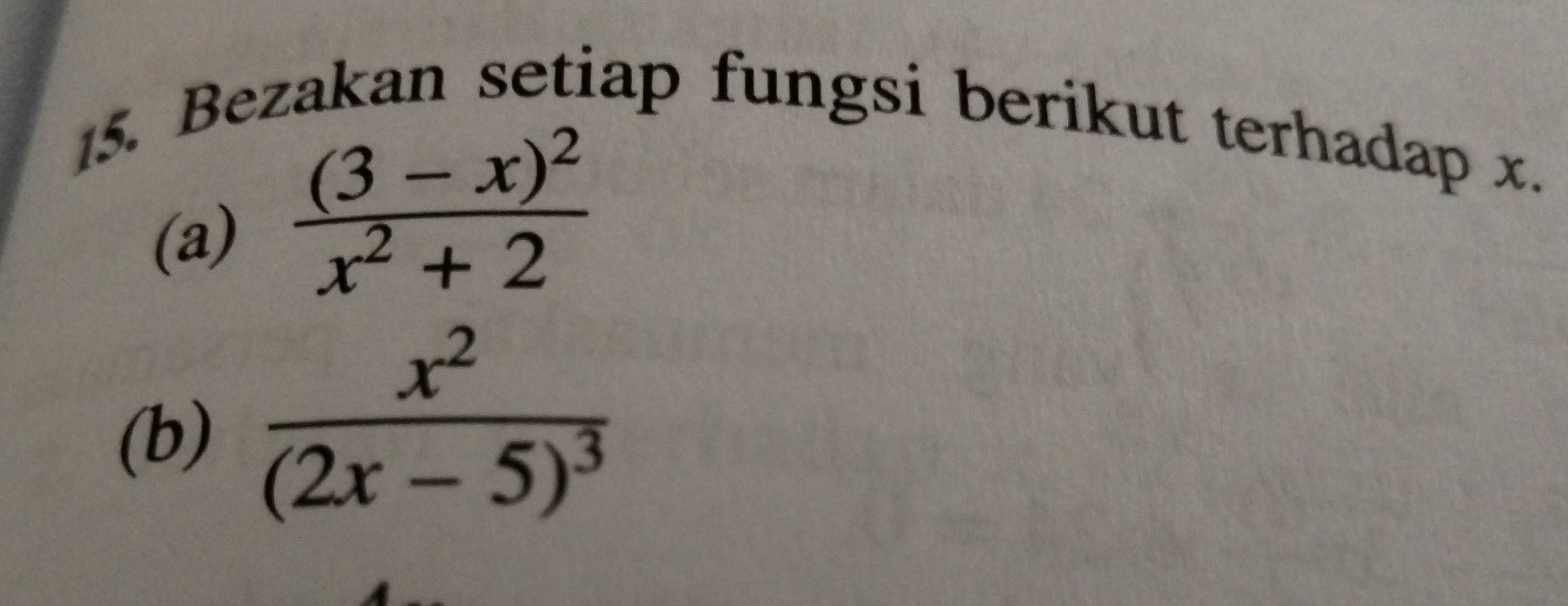 Bezakan setiap fungsi berikut terhadap x. 
(a) frac (3-x)^2x^2+2
(b) frac x^2(2x-5)^3