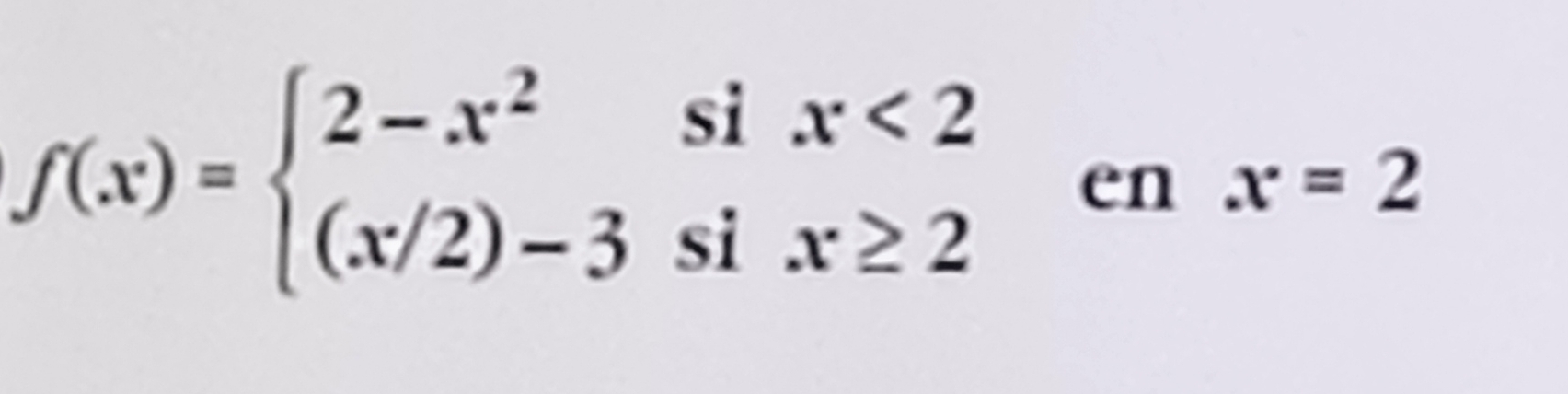 ∈t (x)=beginarrayl 2-x^2six<2 (x/2)-3six≥ 2endarray. en x=2