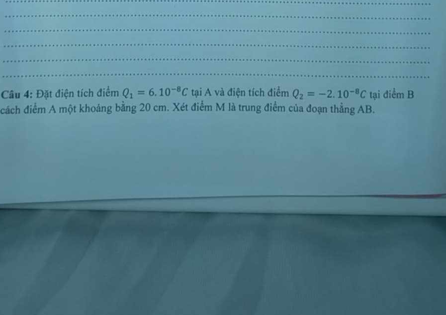 Đặt điện tích điểm Q_1=6.10^(-8)C tại A và điện tích điểm Q_2=-2.10^(-8)C tại điểm B
cách điểm A một khoảng bằng 20 cm. Xét điểm M là trung điểm của đoạn thẳng AB.