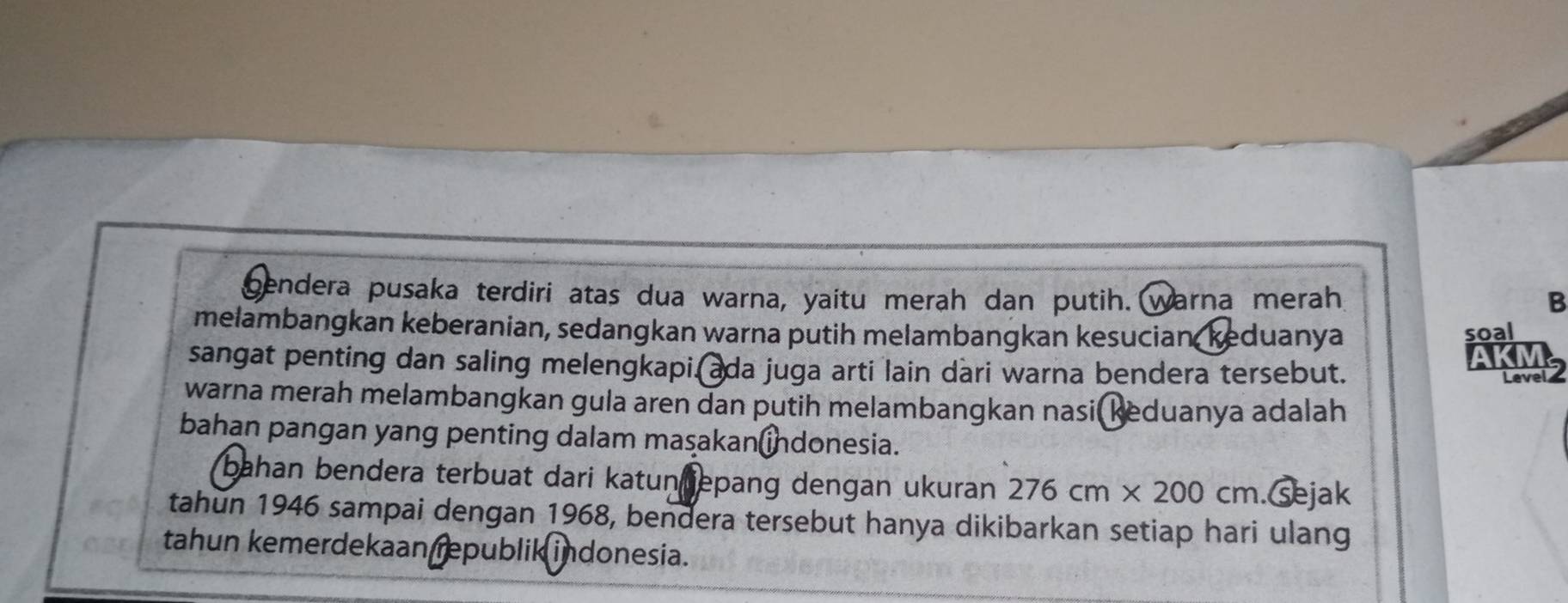 gendera pusaka terdiri atas dua warna, yaitu merah dan putih. warna merah B 
melambangkan keberanian, sedangkan warna putih melambangkan kesucian, keduanya soal 
sangat penting dan saling melengkapi ada juga arti lain dari warna bendera tersebut. 
Level 
warna merah melambangkan gula aren dan putih melambangkan nasi, keduanya adalah 
bahan pangan yang penting dalam maşakanindonesia. 
bahan bendera terbuat dari katun epang dengan ukuran 276cm* 200cm.Sejak 
tahun 1946 sampai dengan 1968, bendera tersebut hanya dikibarkan setiap hari ulang 
tahun kemerdekaan republik indonesia.