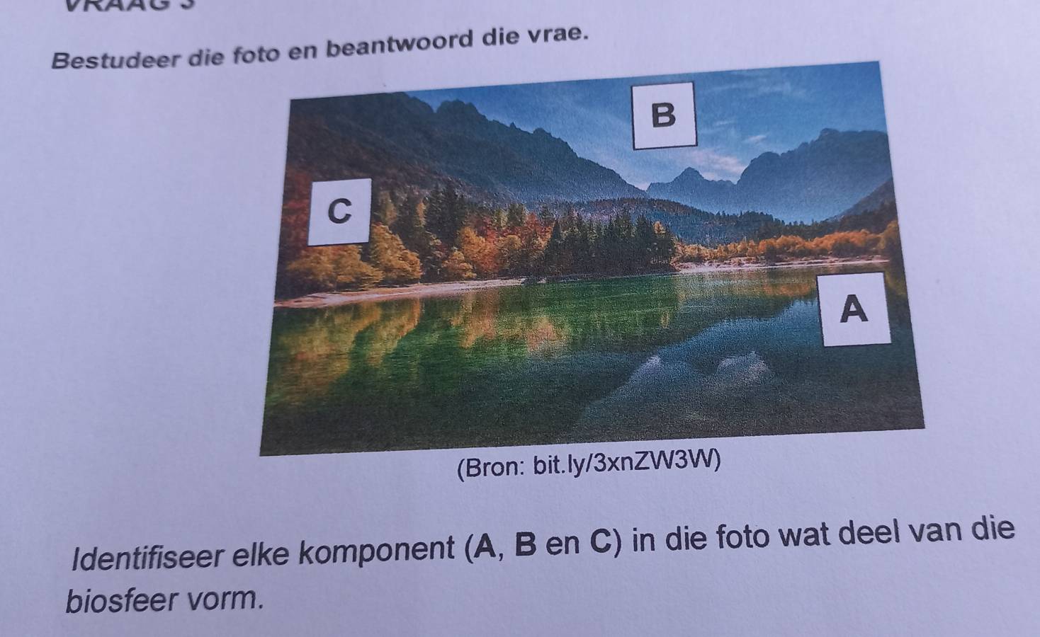 Bestudeer dieto en beantwoord die vrae. 
(Br 
Identifiseer elke komponent (A, B en C) in die foto wat deel van die 
biosfeer vorm.