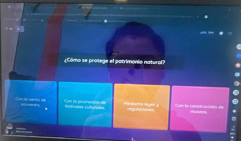 ¿Cómo se protege el patrimonio natural?
Con la venta de Con la promoción de Mediante leyes y Con la construcción de
souvenirs. festivales culturales. regulaciones. museos.