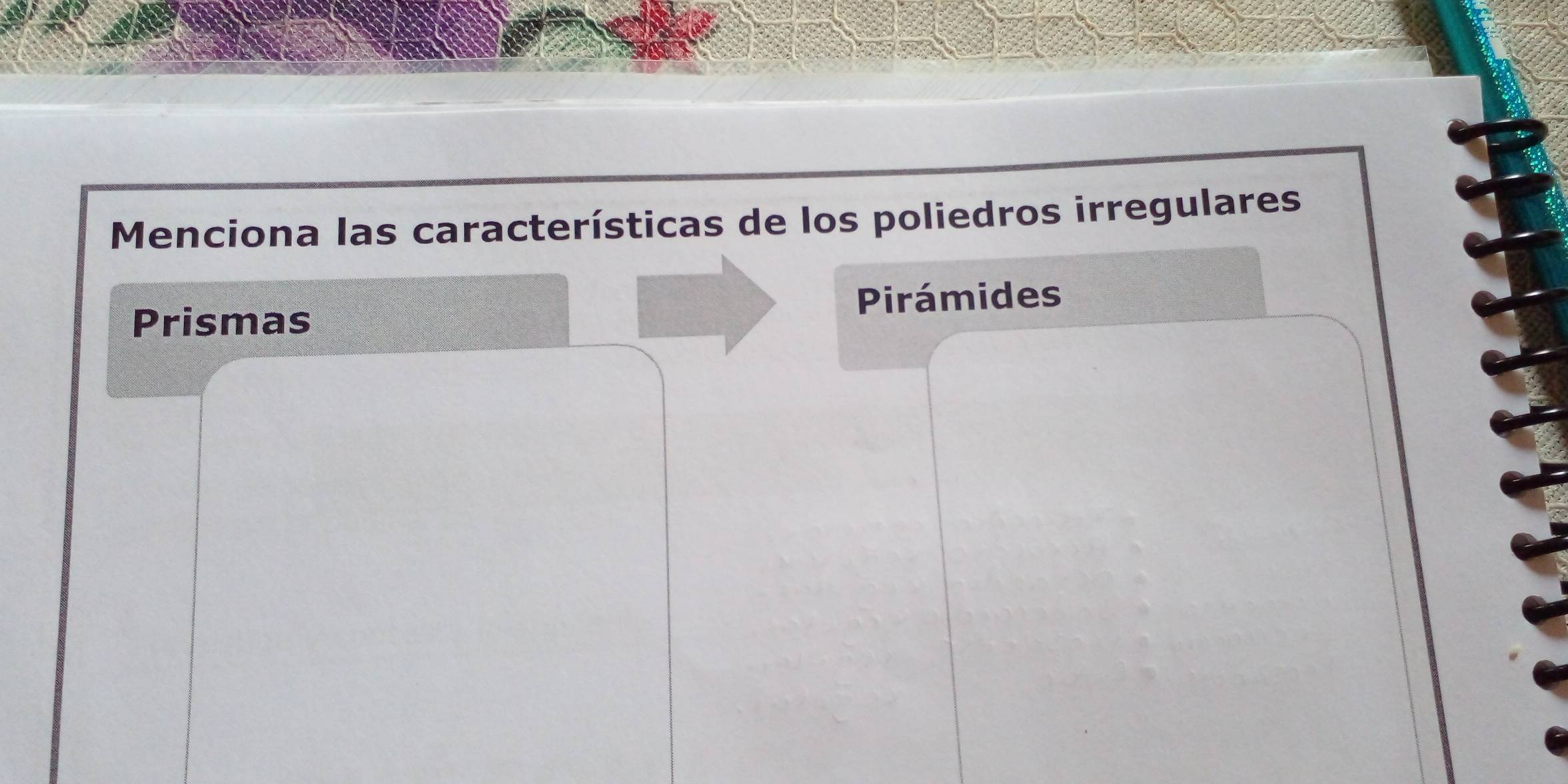 Menciona las características de los poliedros irregulares
Prismas Pirámides