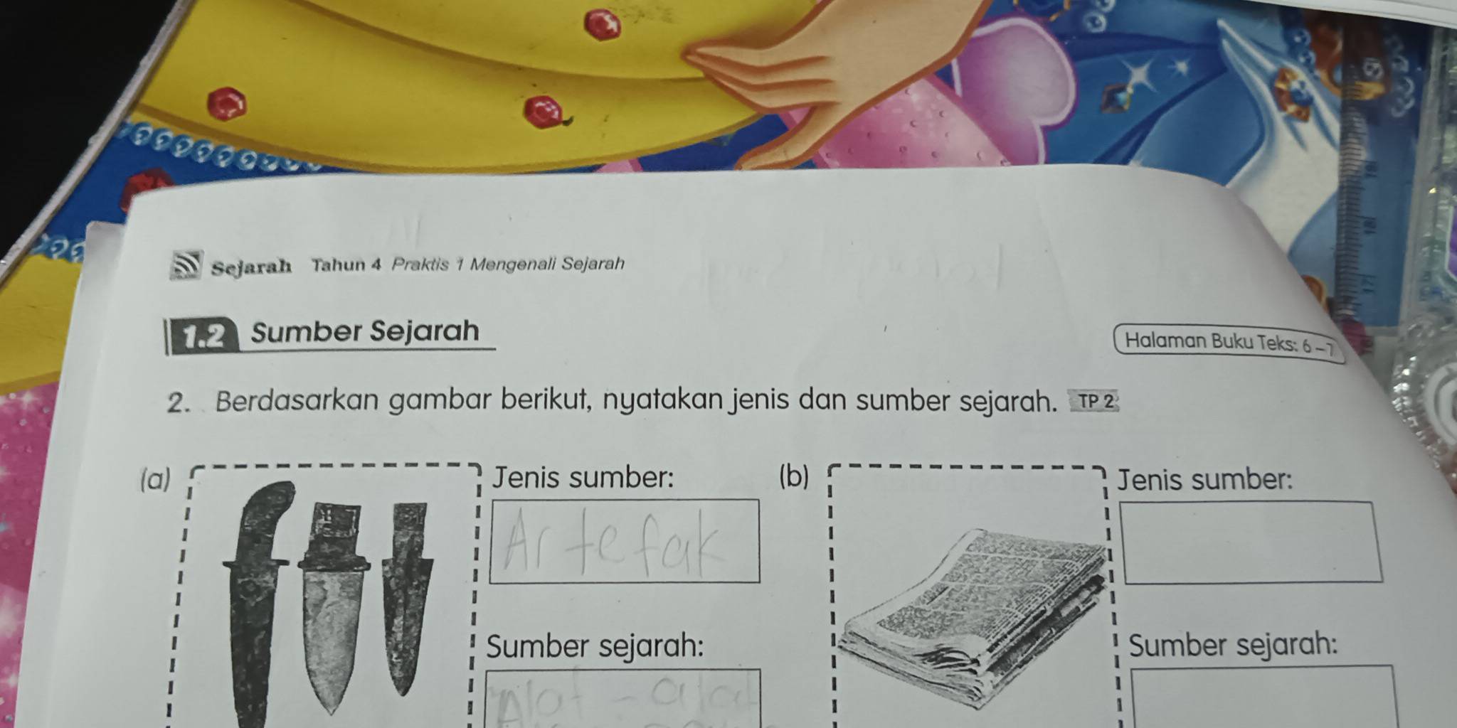 as 
au 
Sejarah Tahun 4 Praktis 1 Mengenali Sejarah
2 Sumber Sejarah 
Halaman Buku Teks: 6 - 7
2. Berdasarkan gambar berikut, nyatakan jenis dan sumber sejarah. T2 
(a) Jenis sumber: (b)Jenis sumber: 
| 
1 
Sumber sejarah:Sumber sejarah: