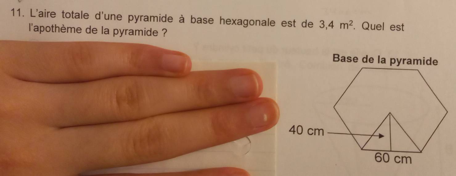 L'aire totale d'une pyramide à base hexagonale est de 3,4m^2. Quel est 
l'apothème de la pyramide ?