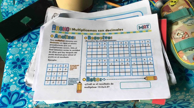 con decimales 
MAT 
○ Analiza: ○Resuelve: 
decimales se sigue el mismo Para multiplicar números con 
multiplicación común. Sólo al procedimiento que una 
Final debemos contar la cantidad 
de cifras que hay después del 
punto en el resultado. punto decimal para ubicar el 
Ejemple 4 5
x 5 .5
r la tante an al p 
gors hade ln =blcard === 
ulards -¿Cuál es el resultado de 
multiplicar 12.5* 3.5