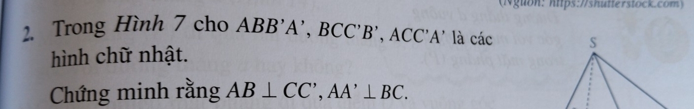 (Nguon: https://shütterstock.com) 
2. Trong Hình 7 cho ABB'A', BCC'B', ACC'A' là các 
hình chữ nhật. 
Chứng minh rằng AB⊥ CC', AA'⊥ BC.