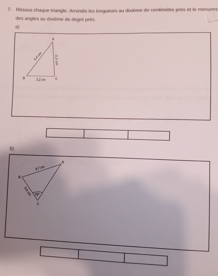 Résous chaque triangle. Arrondis les longueurs au dixième de centimètre près et le mesures
des angles au dixième de degré près.
a)
b)