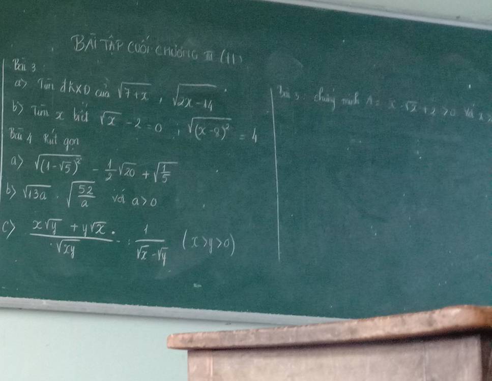 BRiThe (uór criǎic a (1) 
Bai 3 his: chaing rih A=x· sqrt(x)+2>0.sqrt(a)· x
aì Tān àKxoc sqrt(7+x), sqrt(7x-14)
b) Tun x bià sqrt(x)-2=0; sqrt((x-8)^2)=4
BāA Kut gon 
a) sqrt((1-sqrt 5))^2- 1/2 sqrt(20)+sqrt(frac 1)5
b3 sqrt(13a)· sqrt(frac 52)a yoi a>0
 (xsqrt(y)+ysqrt(z))/sqrt(xy) = 1/sqrt(z)-sqrt(y) (x>0)