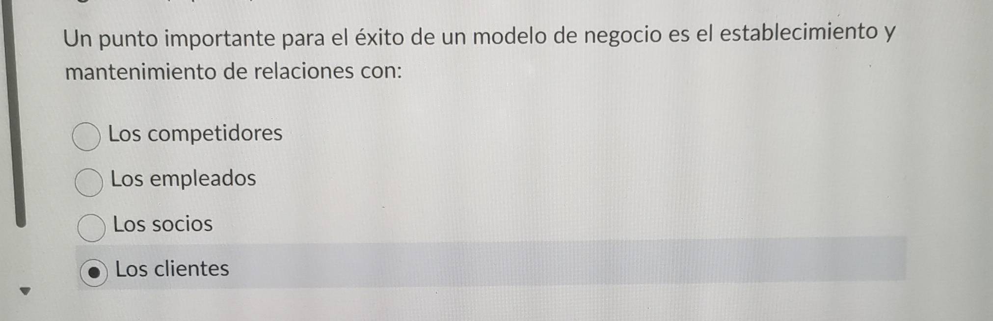 Un punto importante para el éxito de un modelo de negocio es el establecimiento y
mantenimiento de relaciones con:
Los competidores
Los empleados
Los socios
Los clientes