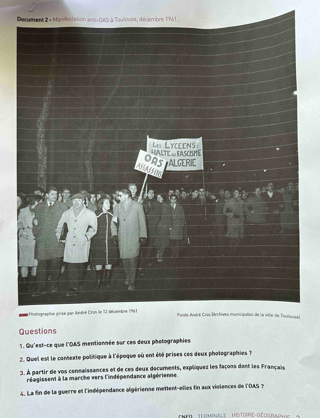 Qu'est-ce que l'OAS mentionnée sur ces deux photographies 
2. Quel est le contexte politique à l'époque où ont été prises ces deux photographies ? 
3. À partir de vos connaissances et de ces deux documents, expliquez les façons dont les Français 
réagissent à la marche vers l'indépendance algérienne. 
4. La fin de la guerre et l'indépendance algérienne mettent-elles fin aux violences de l'OAS ? 
NED Terminale HIstoire-GéoGraPHie