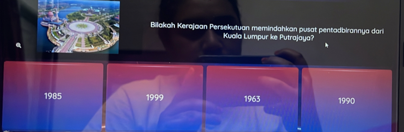 Bilakah Kerajaan Persekutuan memindahkan pusat pentadbirannya dari
Kuala Lumpur ke Putrajaya?
1985 1999 1963 1990