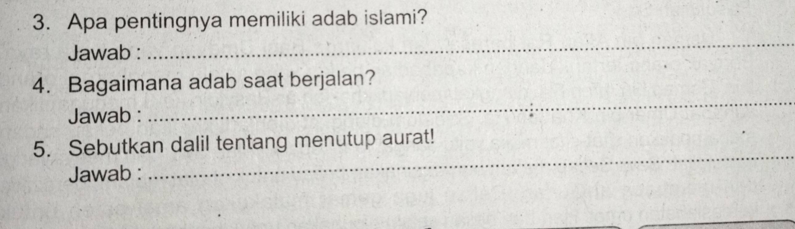 Apa pentingnya memiliki adab islami? 
Jawab : 
_ 
4. Bagaimana adab saat berjalan? 
Jawab : 
_ 
5. Sebutkan dalil tentang menutup aurat! 
Jawab : 
_