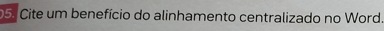 Cite um benefício do alinhamento centralizado no Word.