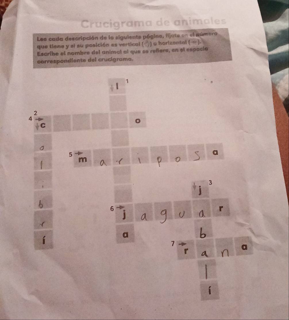 Crucigrama de animales 
Les cada descripción de la siguiente pógino, fijate en el número 
que tiene y si su posición es vertical (s) ) u horizantal ( ). 
Escribe el nombre del animal al que se refiere, en el espocia 
correspondiente del crucigrama. 
1
2
4
C
5
a 
m
3
j
6
r 
 
9 
a 
a
7
r 
a