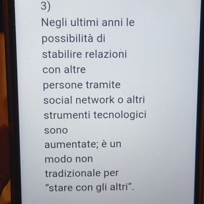 Negli ultimi anni le 
possibilità di 
stabilire relazioni 
con altre 
persone tramite 
social network o altri 
strumenti tecnologici 
sono 
aumentate; è un 
modo non 
tradizionale per 
“stare con gli altri”.