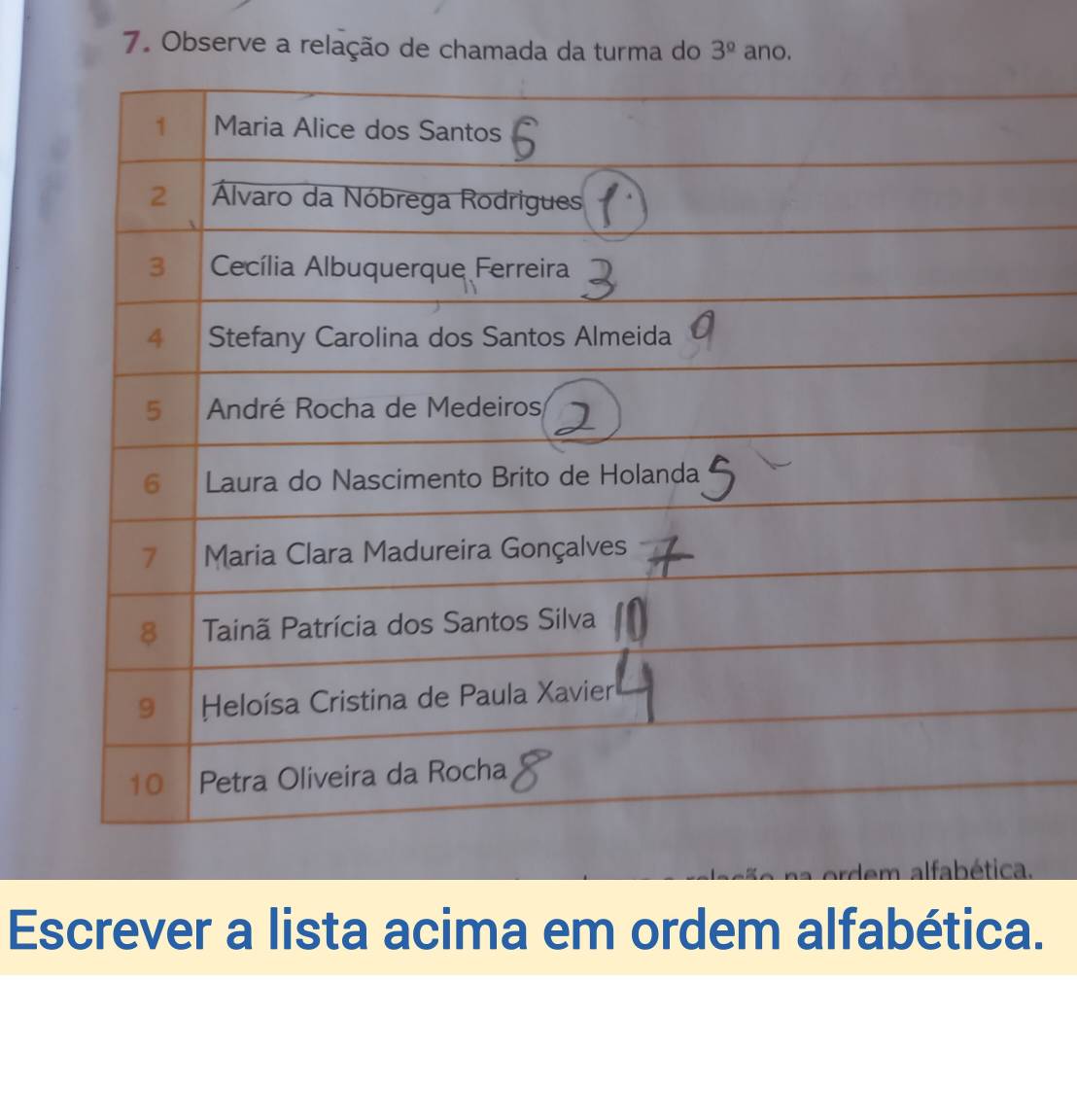 Observe a relação de chamada da turma do 3^(_ circ) ano. 
ordem alfabética. 
Escrever a lista acima em ordem alfabética.