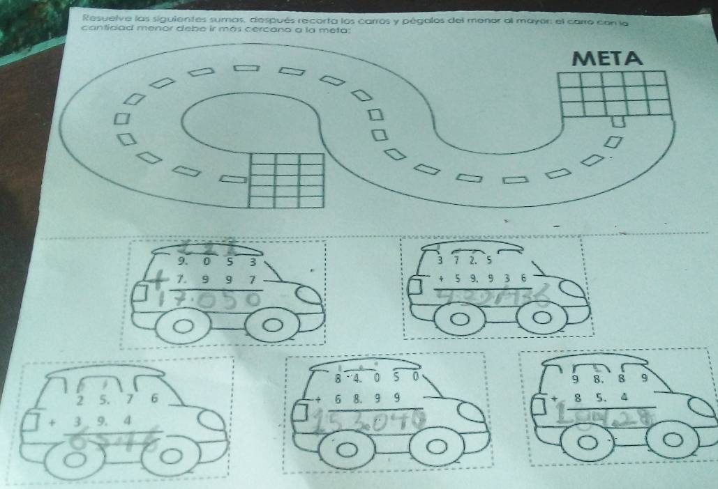 Resuelve las siguientes sumas, después recorta los carros y pégalos del menor al mayor: el carro con la 
cantidad menor debe ir más cercano a la meta: 
>
beginarrayr 3encloselongdiv 22.5 +59.936 hline endarray 
beginarrayr 8encloselongdiv 4.05050 +68.99 endarray 
beginarrayr _ 725.76 □ .4.4 hline endarray
beginarrayr 98.89 +85.4 hline endarray