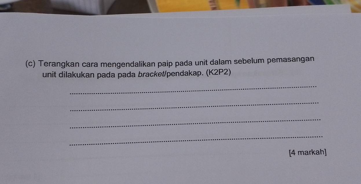 Terangkan cara mengendalikan paip pada unit dalam sebelum pemasangan 
unit dilakukan pada pada bracket/pendakap. (K2P2) 
_ 
_ 
_ 
_ 
[4 markah]