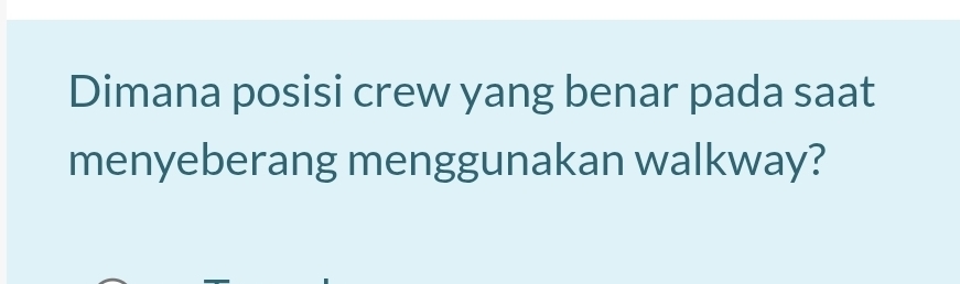 Dimana posisi crew yang benar pada saat 
menyeberang menggunakan walkway?