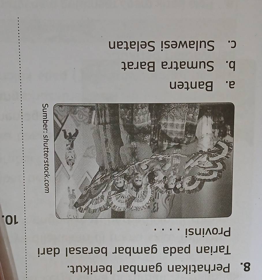 Perhatikan gambar berikut.
Tarian pada gambar berasal dari
Provinsi . . . .
10.
a. Banten
b. Sumatra Barat
c. Sulawesi Selatan