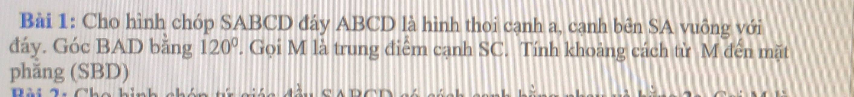 Cho hình chóp SABCD đáy ABCD là hình thoi cạnh a, cạnh bên SA vuông với 
đáy. Góc BAD bằng 120°. Gọi M là trung điểm cạnh SC. Tính khoảng cách từ M đến mặt 
phǎng (SBD)