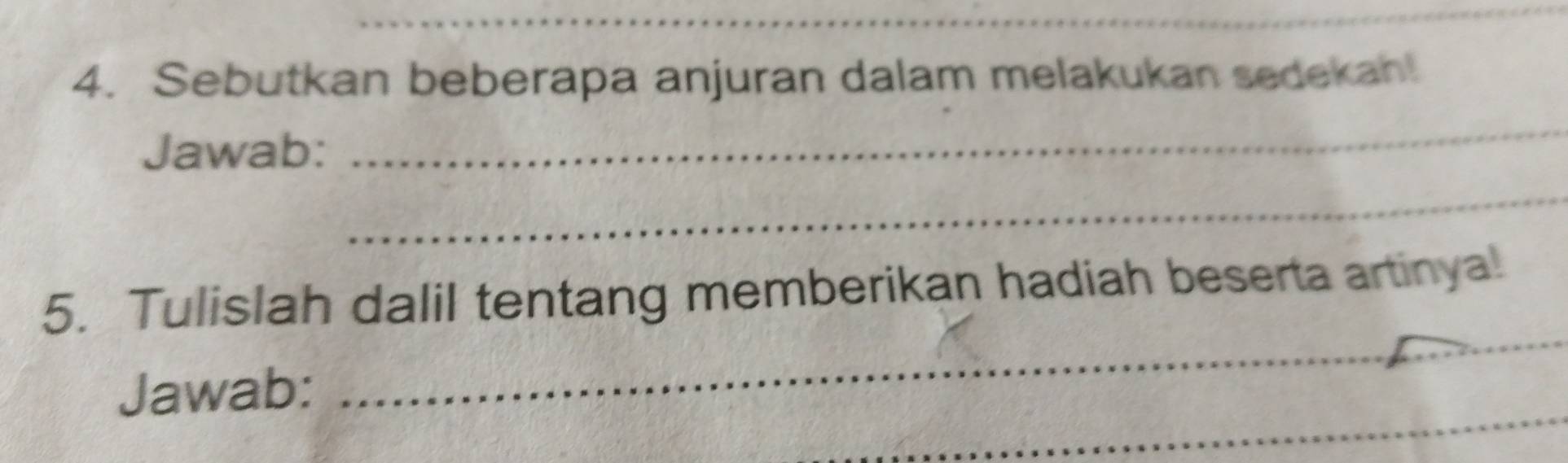 Sebutkan beberapa anjuran dalam melakukan sedekan 
Jawab: 
_ 
_ 
_ 
5. Tulislah dalil tentang memberikan hadiah beserta artinya! 
_ 
Jawab: