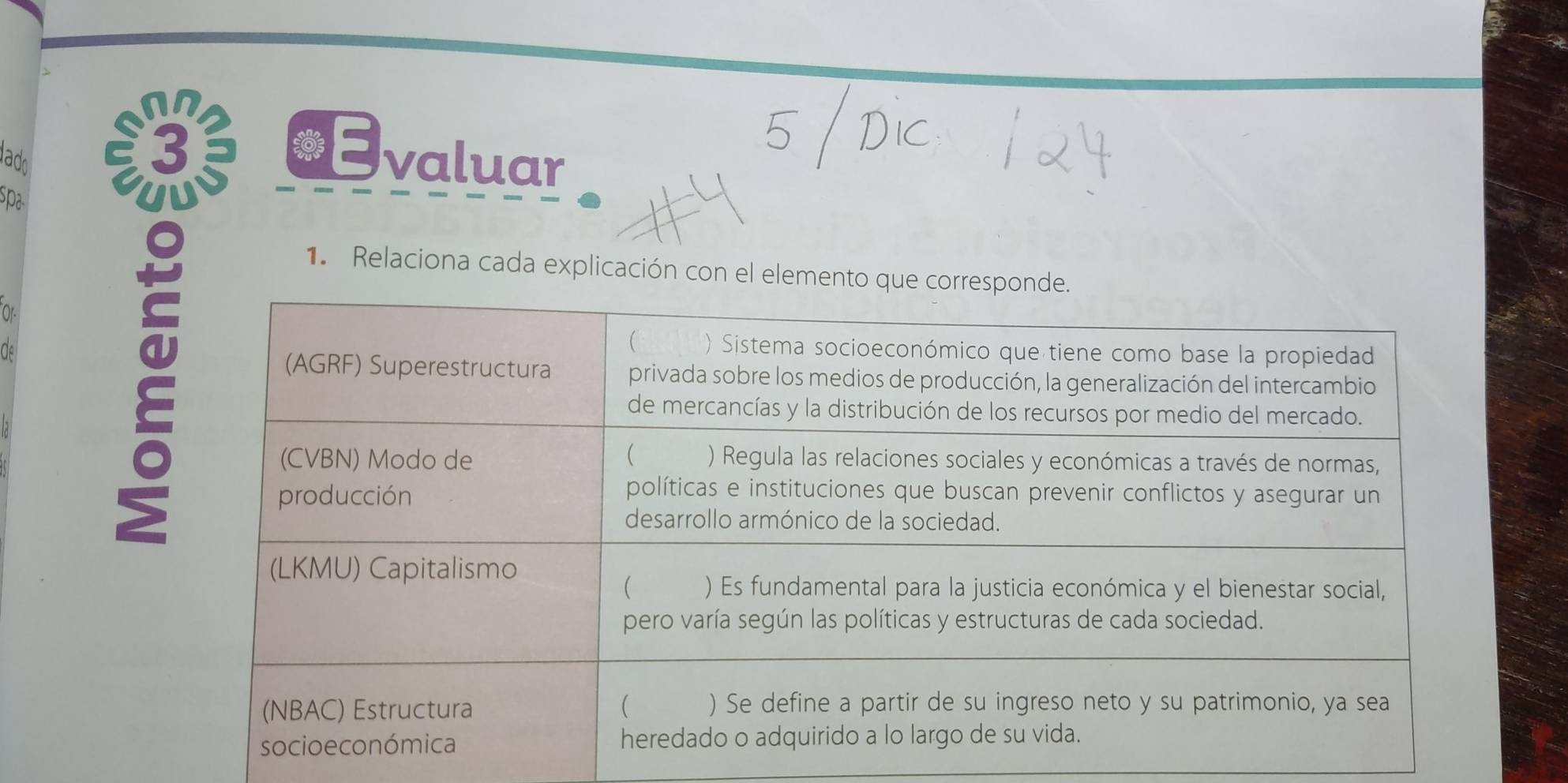 lado €Evaluar 
spa 
1. Relaciona cada explicación con el elemento q 
Or 
Of