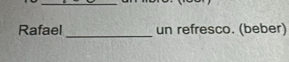Rafael _un refresco. (beber)