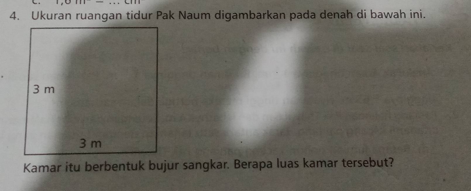 Ukuran ruangan tidur Pak Naum digambarkan pada denah di bawah ini. 
Kamar itu berbentuk bujur sangkar. Berapa luas kamar tersebut?