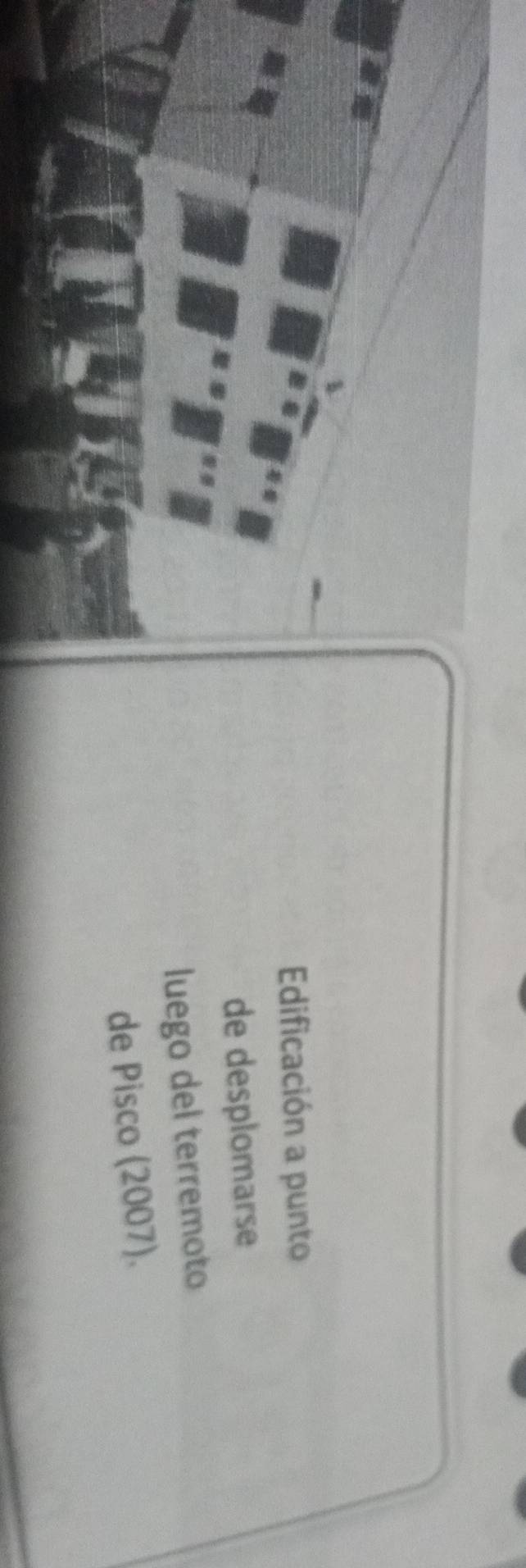 Edificación a punto 
de desplomarse 
luego del terremoto 
de Pisco (2007).