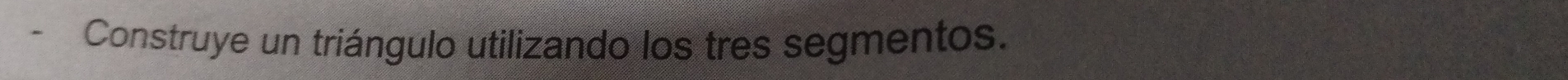 Construye un triángulo utilizando los tres segmentos.
