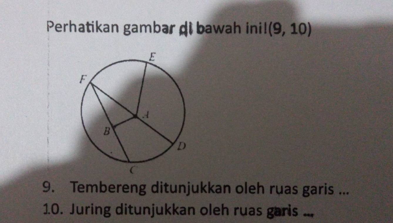 Perhatikan gambar di bawah ini!(9,10)
9. Tembereng ditunjukkan oleh ruas garis ... 
1.0. Juring ditunjukkan oleh ruas garis ...