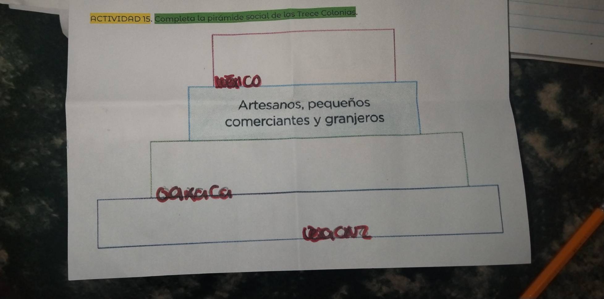 ACTIVIDAD 15. Completa la pirámide social de las Trece Colonias 
Artesanos, pequeños 
comerciantes y granjeros 
saxaca 
aONZ