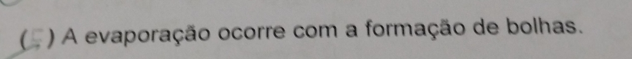 ) A evaporação ocorre com a formação de bolhas.