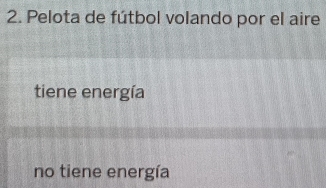 Pelota de fútbol volando por el aire
tiene energía
no tiene energía