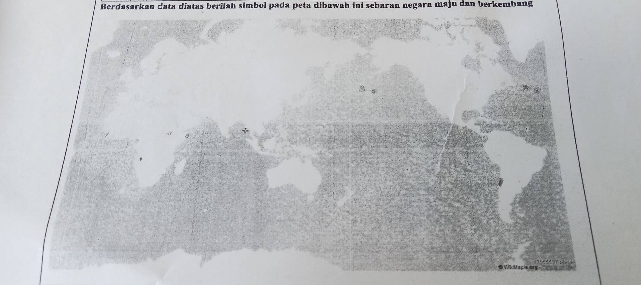 Berdasarkan cata diatas berilah simbol pada peta dibawah ini sebaran negara maju dan berkembang