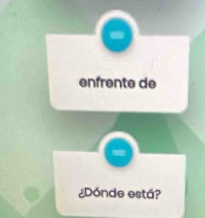 enfrênte de 
¿Dónde está?